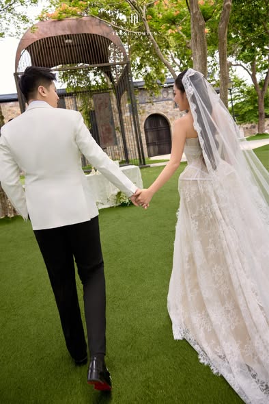 Ảnh cưới ngoại cảnh cỏ xanh