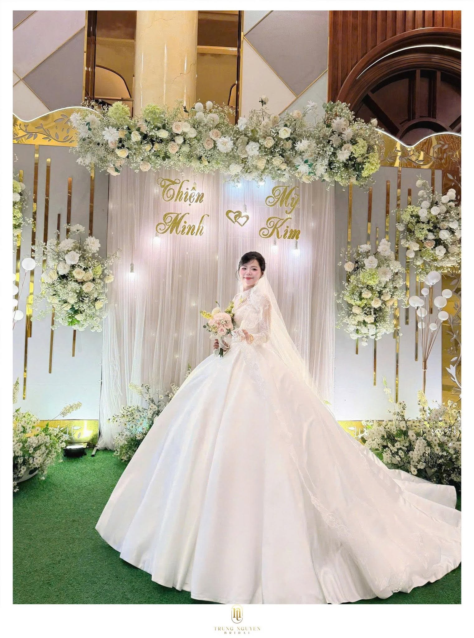 Ảnh cưới studio sang trọng